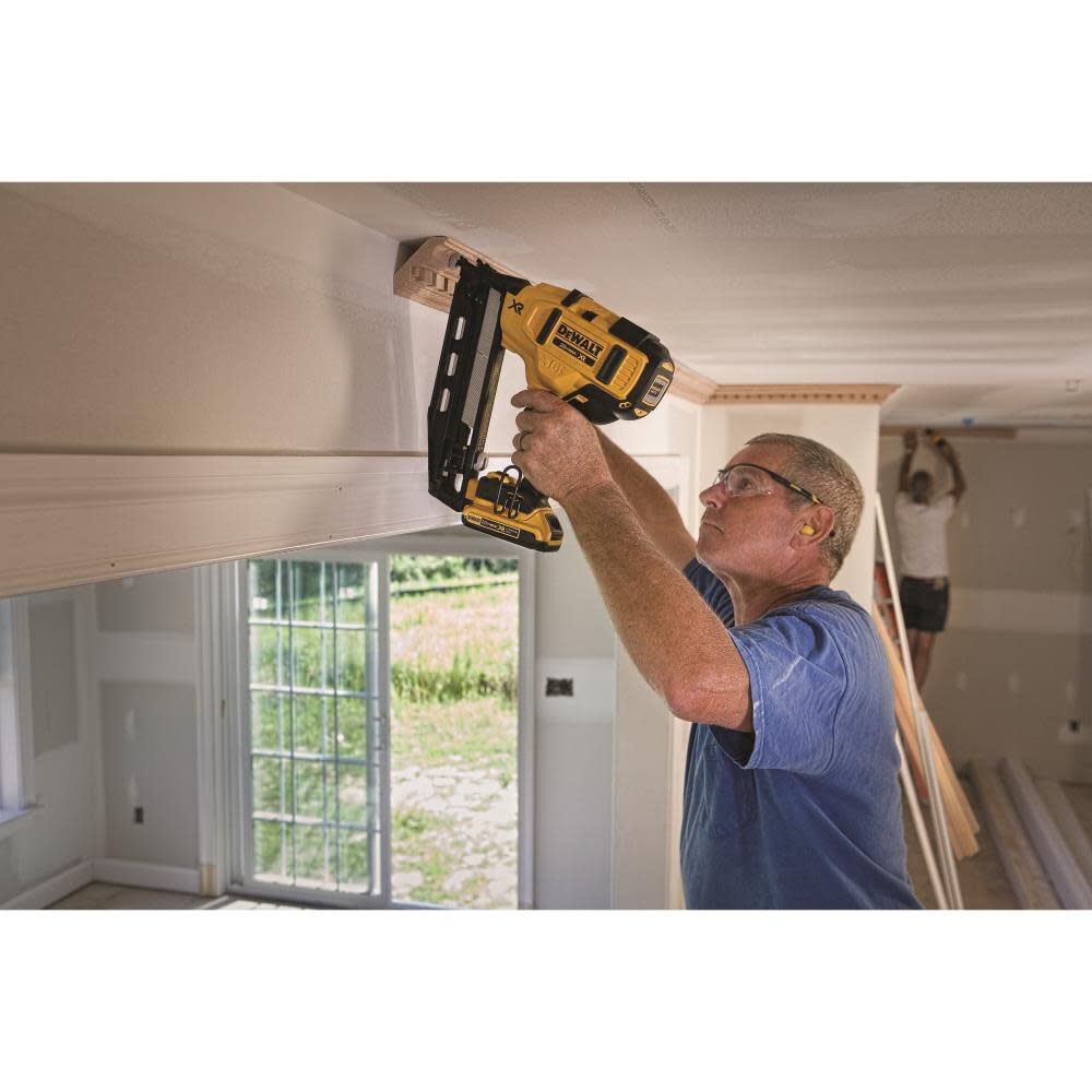 DEWALT 20 V MAX 16 Gauge Angled Cordless Finish Nailer Kit, large image number 19