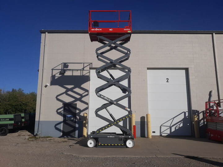 Skyjack 31 Ft. 8 Inch 700 Lbs E-Drive DC Electric Slab Scissor Lift, large image number 2
