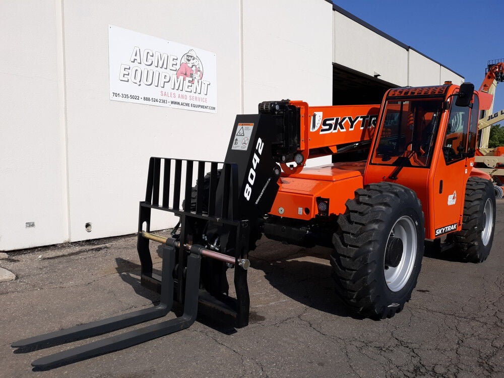 JLG SkyTrak 8042 Telehandler Max Lift Weight 8000 Lb. and