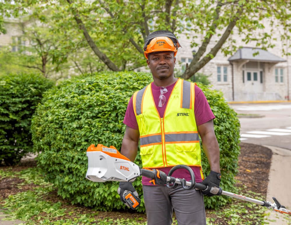 Cordless extended reach hedge trimmer clearance