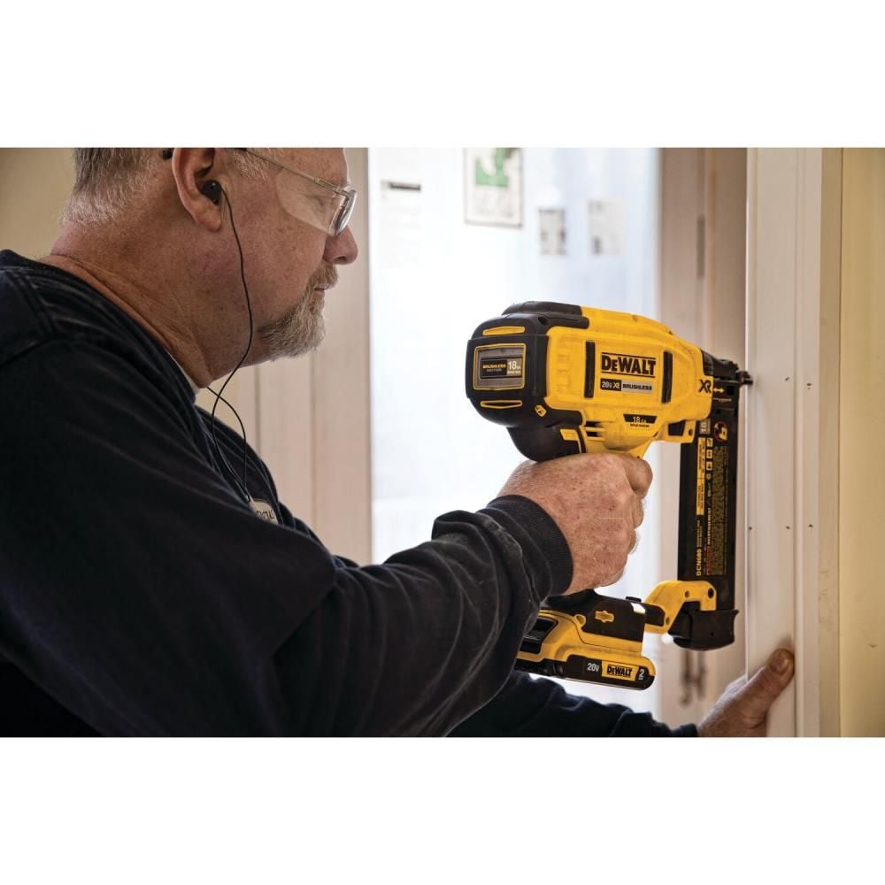 DEWALT 20 V MAX XR 18 Gauge Brad Nailer Kit, large image number 3