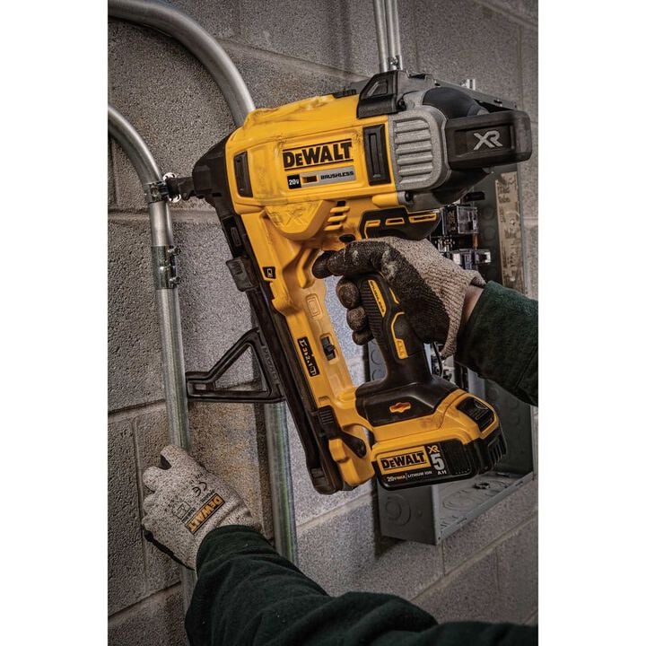 DEWALT 1In 20V MAX XR Cordless Concrete Nailer Kit with Pin Magazine, large image number 2