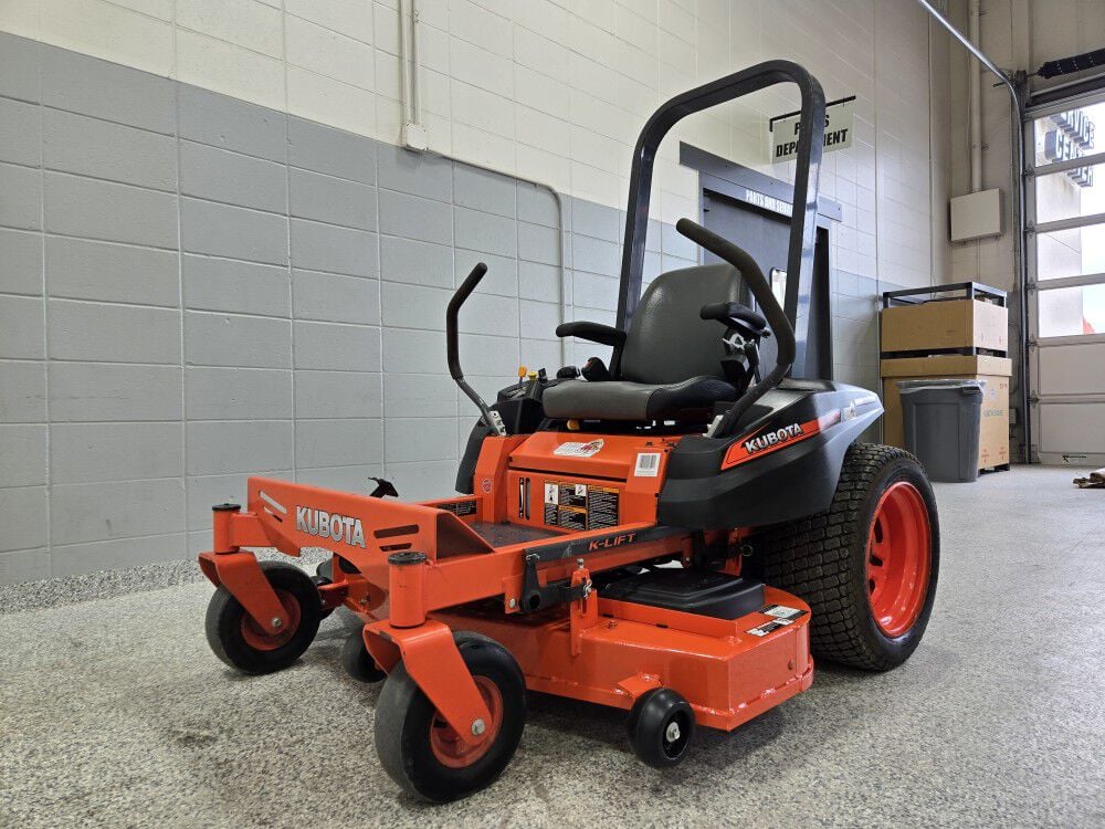 Kubota Z122EBR-48 48 Inch Kommander Zero-Turn Riding Mower