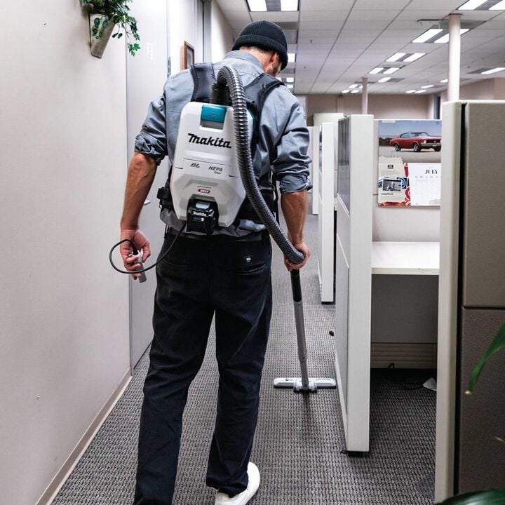 Makita 40V max XGT 2 Quart HEPA Backpack Dry Vacuum Kit, large image number 7