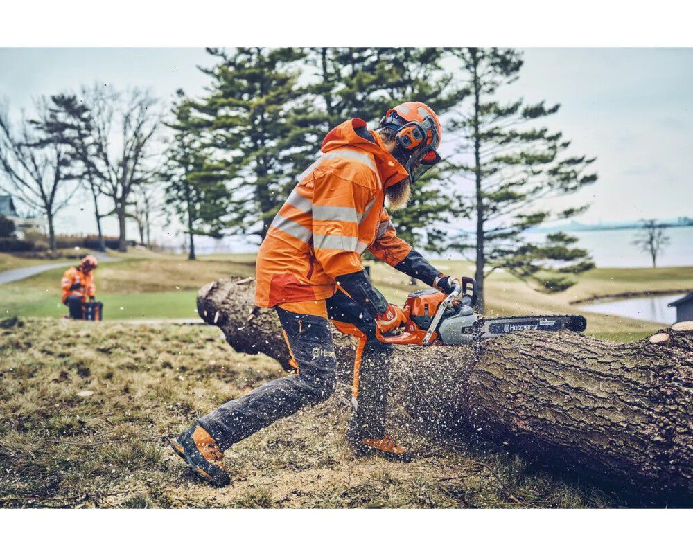 Husqvarna 562 XP Mark II 18 Inch and C83 Chain 4.7HP Gas-Powered Chainsaw, large image number 3