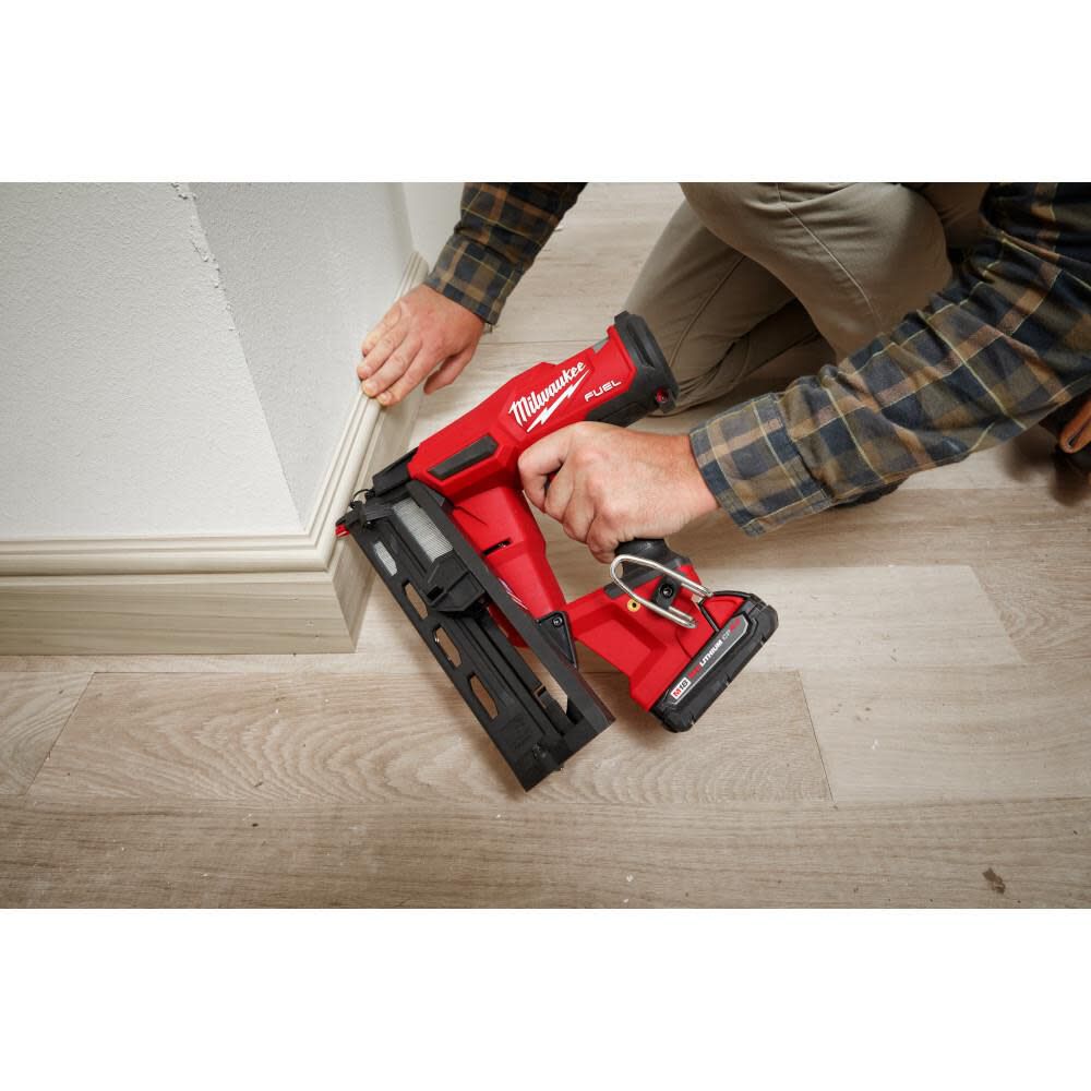 Milwaukee M18 FUEL 16 Gauge Angled Finish Nailer Kit 2841 21CT