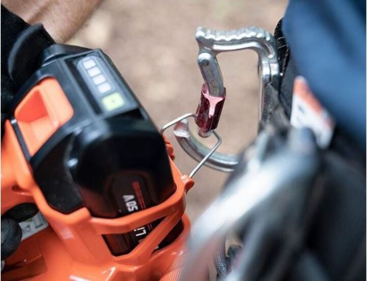 Echo 56V 12inch Chainsaw Bar & Chain 50.4V 2.5Ah Battery Powered Kit, large image number 6