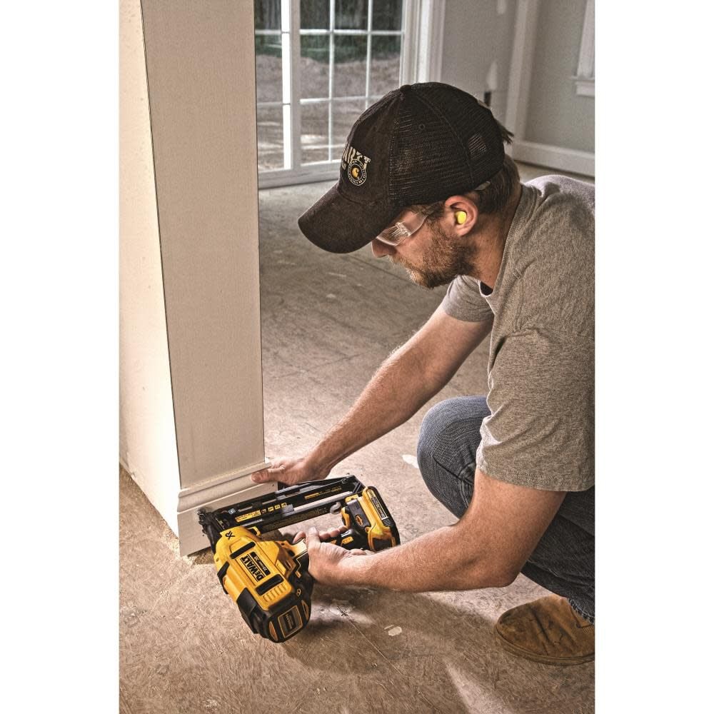 DEWALT 20 V MAX 16 Gauge Angled Cordless Finish Nailer Kit, large image number 5