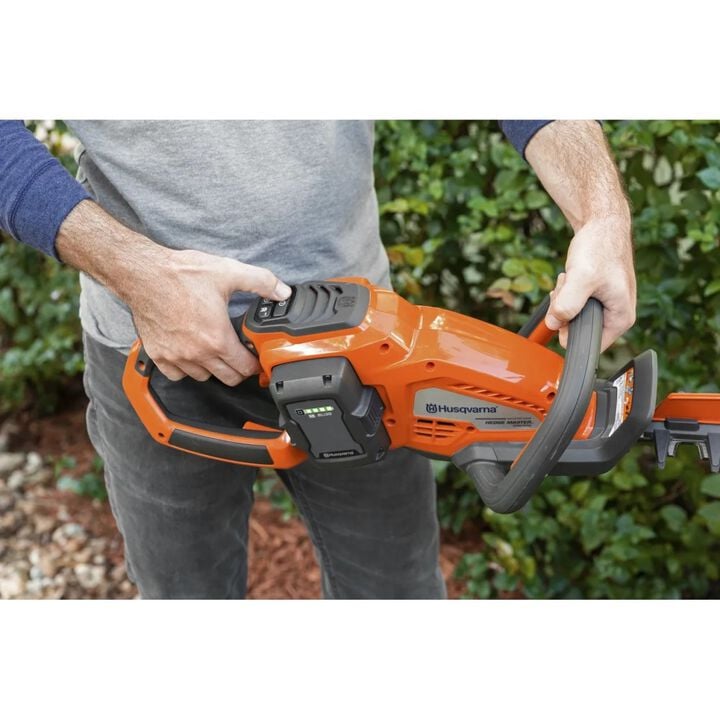 Husqvarna 320iHD60 24 in 42V Battery Hedge Trimmer with Battery & Charger, large image number 3