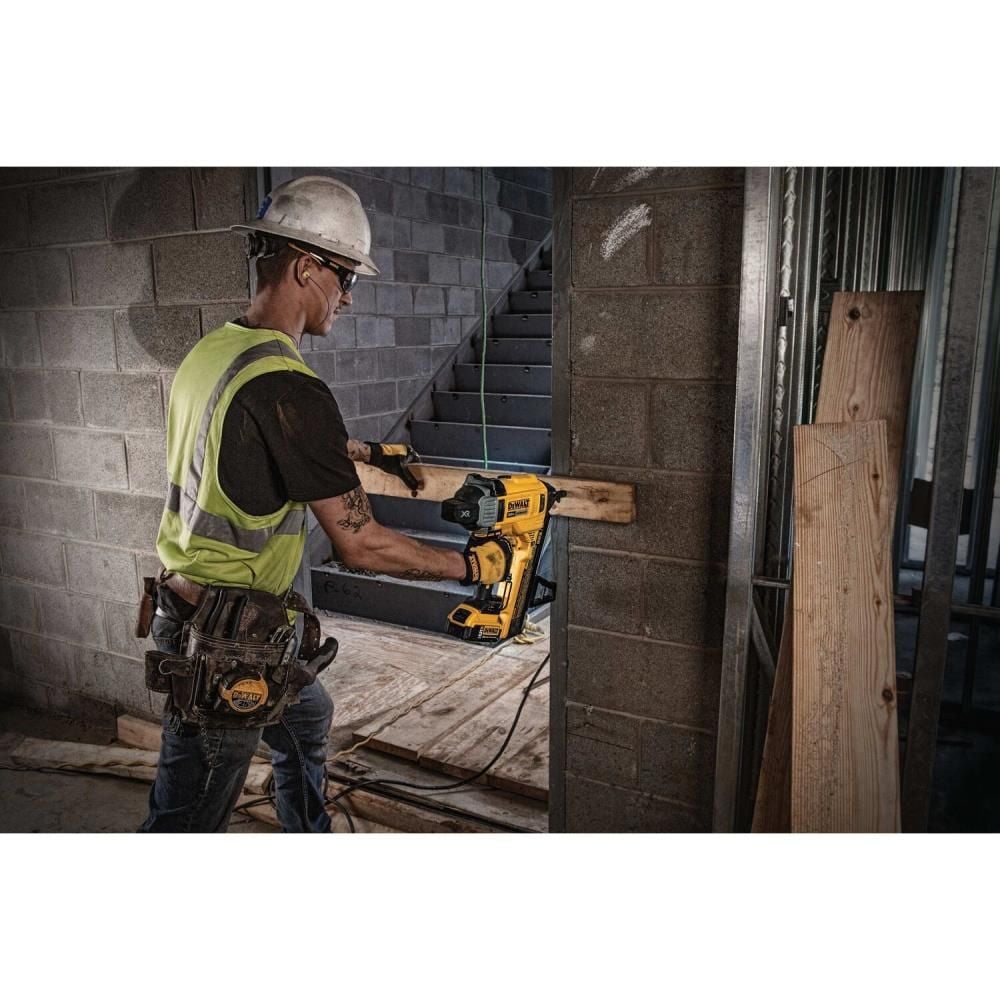 DEWALT 20V MAX Cordless Concrete Nailer Kit, large image number 7