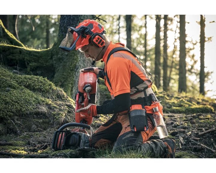 Husqvarna 585 32 Inch and C85 Chain 6.9HP Gas-Powered Chainsaw, large image number 7