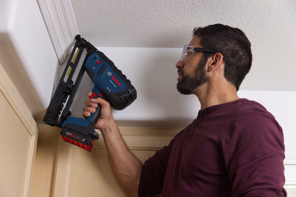 Bosch 18V Brushless 15 Gauge Angled Finish Nailer Kit, large image number 4