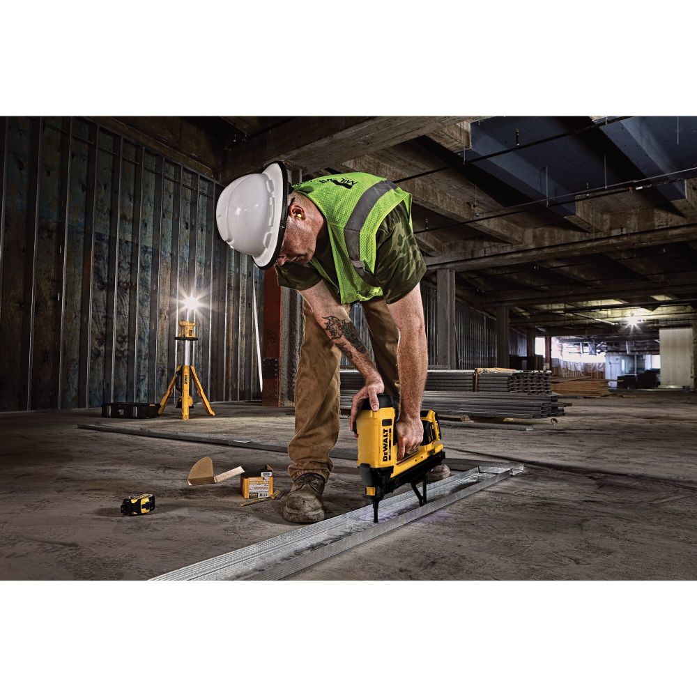 DEWALT 20V MAX XR Trak-It C6 Gas Nailer Kit, large image number 6
