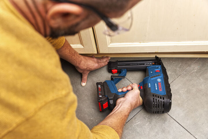 Bosch 18V Brushless 18 Gauge Brad Nailer Kit, large image number 3