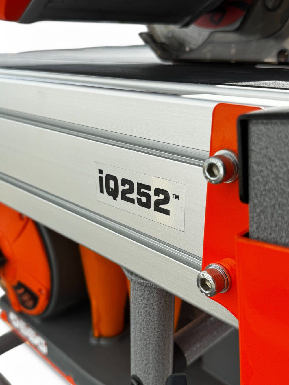 iQ Power Tools iQ252 10 Inch Dry Cut Rail Saw with Integrated Dust Control System, large image number 15