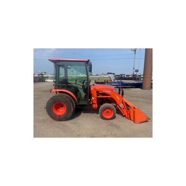Kubota B2650HSDC 1261 cc Diesel Compact Utility Tractor -2013 Used, large image number 3