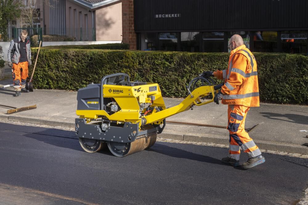 Bomag 28 Inch Double Drum Vibratory Walk Behind Roller, large image number 3