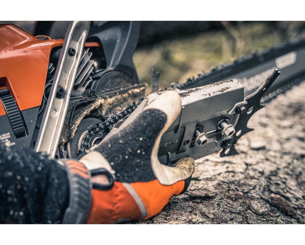 Husqvarna 592 XP 32 Inch and X-Cut C83 Chain 7.6HP Gas-Powered Chainsaw, large image number 20