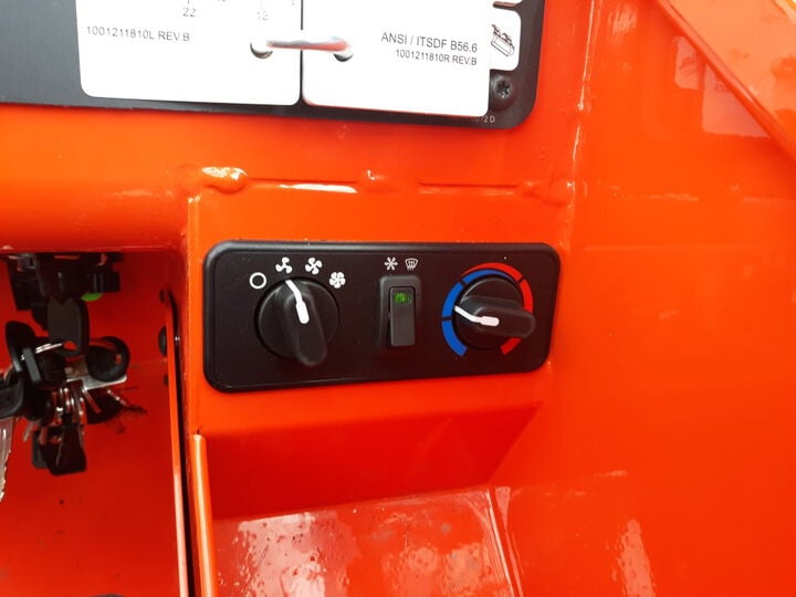 JLG SkyTrak 8042 Telehandler Max Lift Weight 8000 Lb. and Height 41' 11in, large image number 18