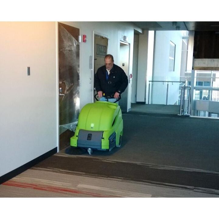 IPC Eagle 512 Walk Behind Vacuum Sweeper 28 in 13 Gallon Battery Powered, large image number 4