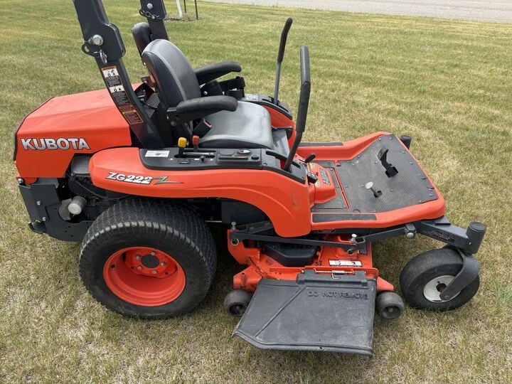 Kubota ZG222 48 Inch Gas Zero-Turn Lawn Mower Used 2016, large image number 3