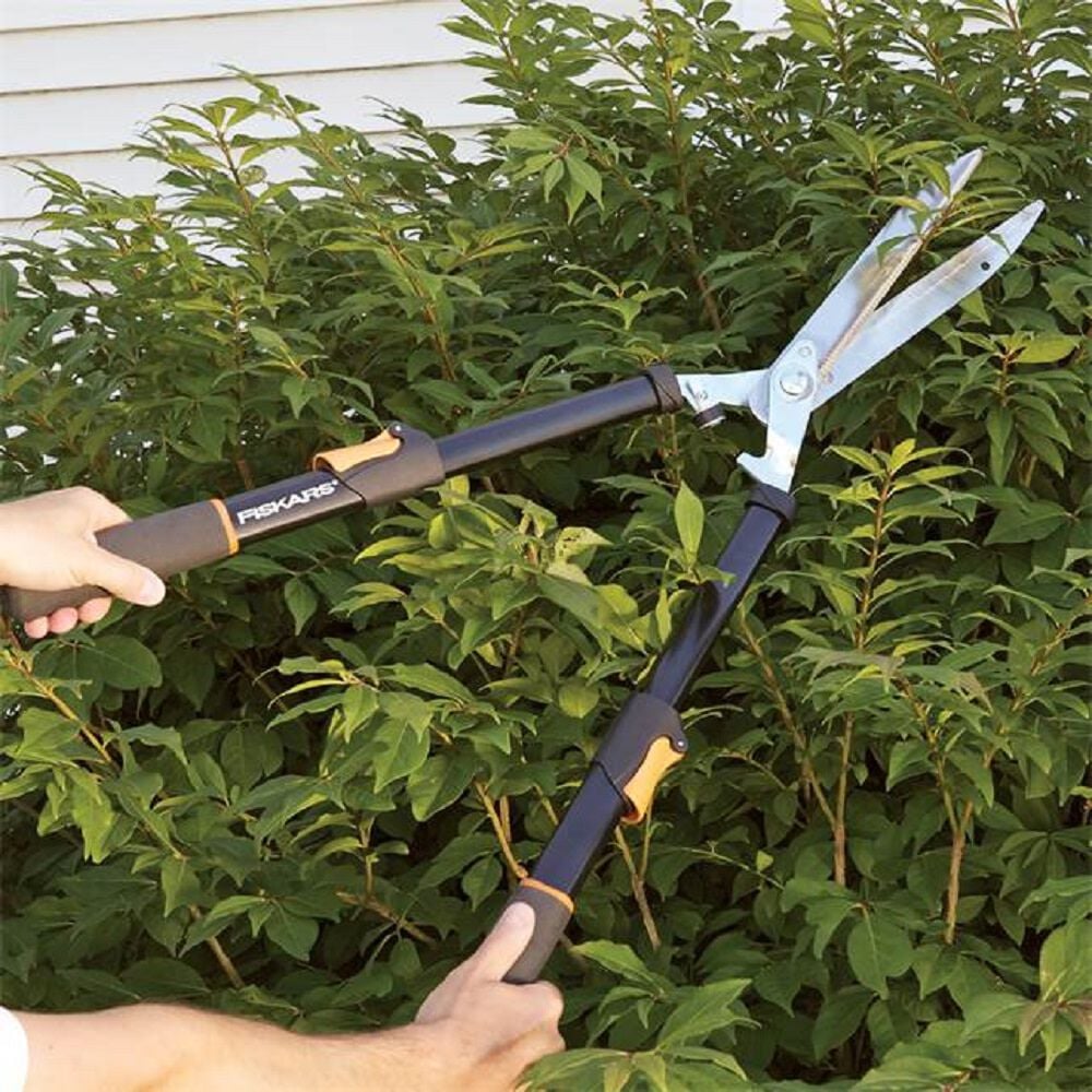 Extendable hedge outlet shears