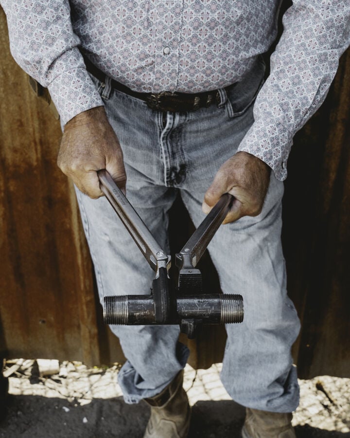 Pipe Vise 1/2 - 1 Inch Pipe Capacity Steel Handle Amigo XL Flex Pipe Wrench, large image number 2