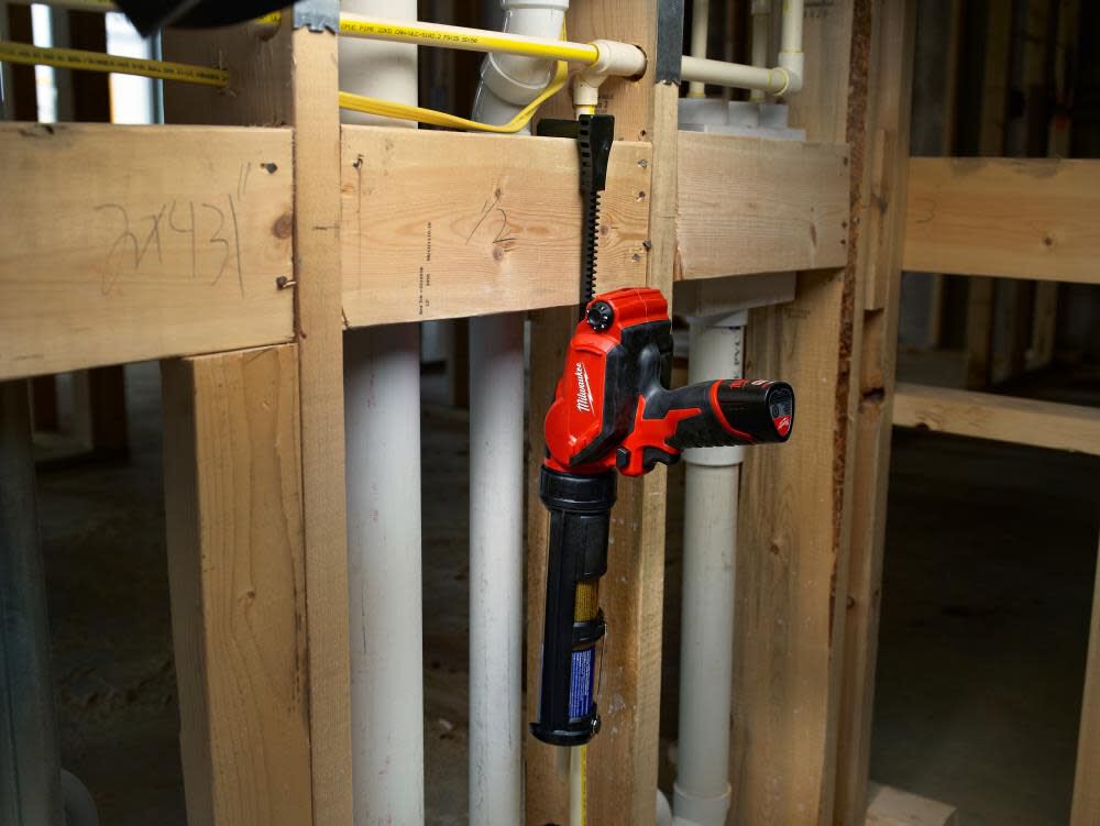Milwaukee caulking outlet gun m12
