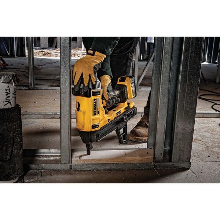 DEWALT 20V MAX Cordless Concrete Nailer Kit, large image number 2