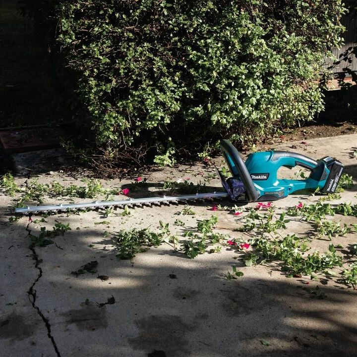 Makita 18V LXT Cordless 24 in Hedge Trimmer Kit, large image number 2