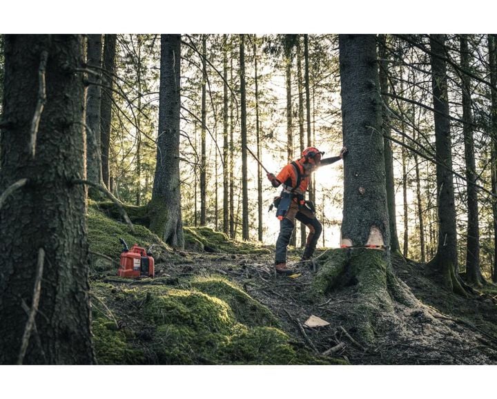 Husqvarna 572 XP 24 Inch and C83 Chain 5.8HP Gas-Powered Lightweight Chainsaw, large image number 6