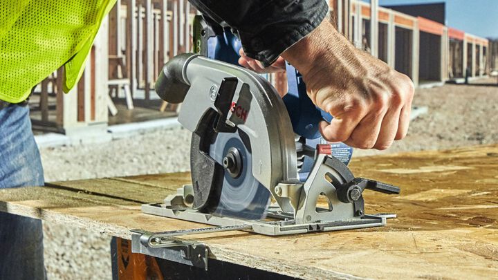 Bosch 18V Blade Right 6 1/2in Circular Saw Kit with 2 CORE18V 4.0 Ah Compact Batteries, large image number 10