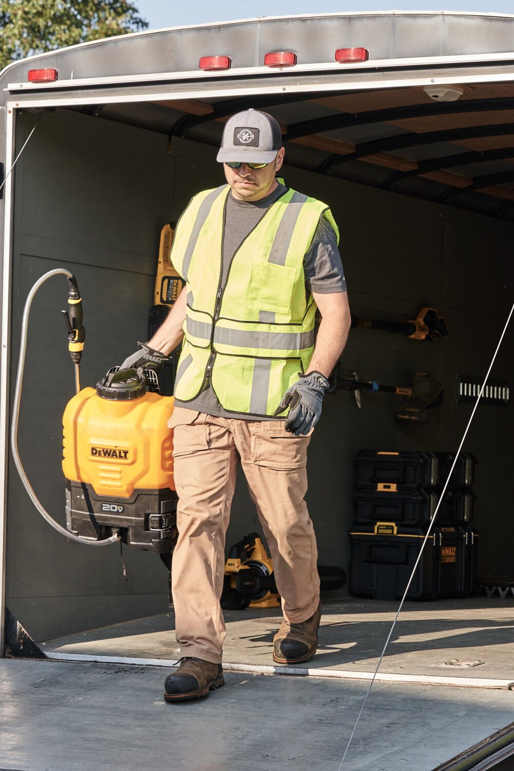 DEWALT 20V Backpack Sprayer Kit 4 Gallon DXSP190681 Acme Tools
