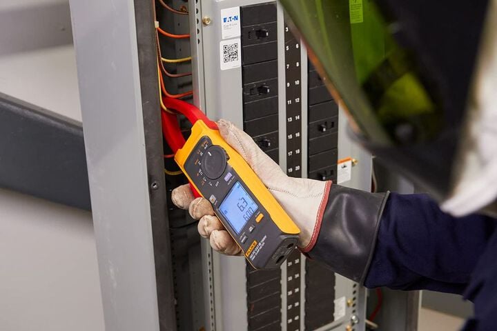 Fluke CAT III 1500V Rated 0-999.9A Battery Power TRMS Solar Clamp Meter, large image number 3