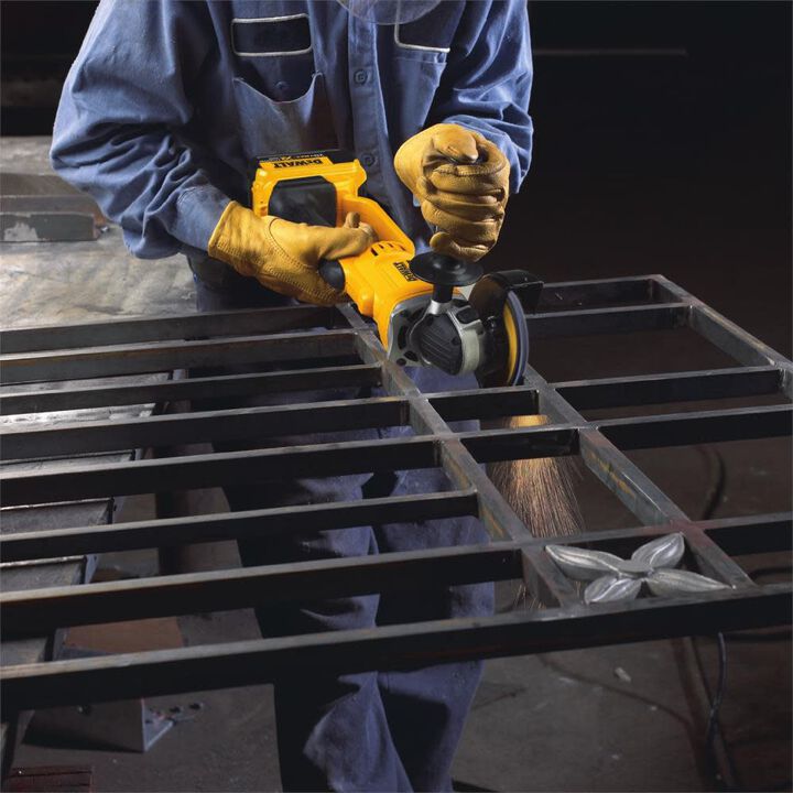 DEWALT 4.5/5in Cut-Off Tool with POWERSTACK 20V MAX Battery & Charger Kit Bundle, large image number 4