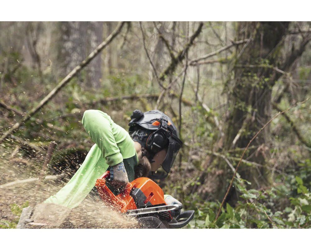 Husqvarna 585 32 Inch and H83 Chain 6.9HP Gas-Powered Chainsaw, large image number 14