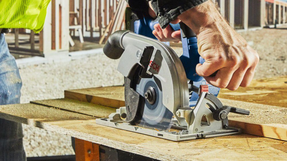 Bosch 18V Blade Right 6 1/2in Circular Saw Kit with 2 CORE18V 4.0 Ah Compact Batteries, large image number 8