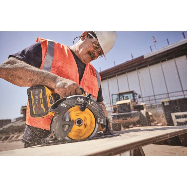 DEWALT FLEXVOLT 60V MAX 7 1/4in Cordless Circular Saw with Brake Kit, large image number 3