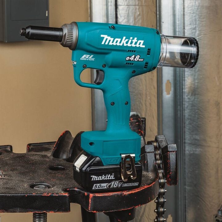 Makita 18V LXT Lithium-Ion Brushless 3/16in Cordless Rivet Tool Kit (5.0Ah), large image number 2