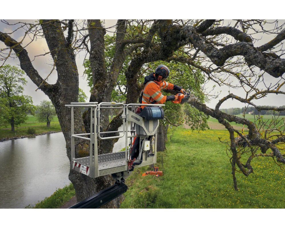 Husqvarna 540 XP MARK III 14 Inch and SP21G Chain 2.6HP Gas-Powered Chainsaw, large image number 2