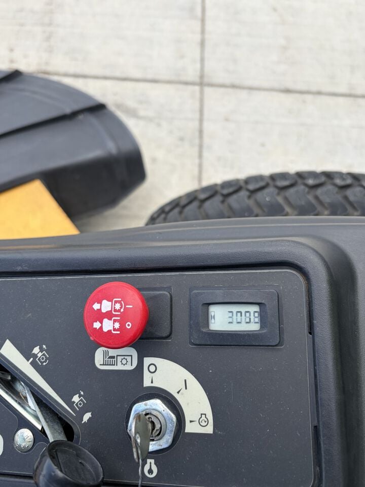 Hustler Raptor SD 54 Inch Zero-Turn Riding Lawn Mower Used 2016, large image number 4