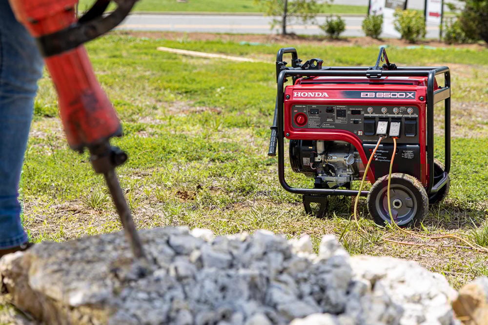 魅力的な価格 Honda 6,500 Watt Gas Powered 49-State Portable Generator 発電機