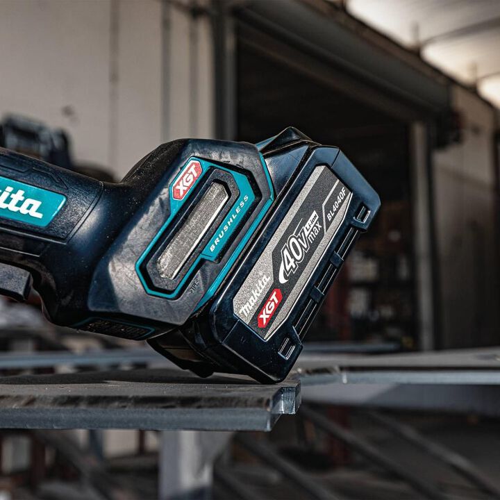 Makita 40V Max XGT High Output 40V 4Ah Lithium Ion Power Tool Battery Pack with Fuel Indicator, large image number 2