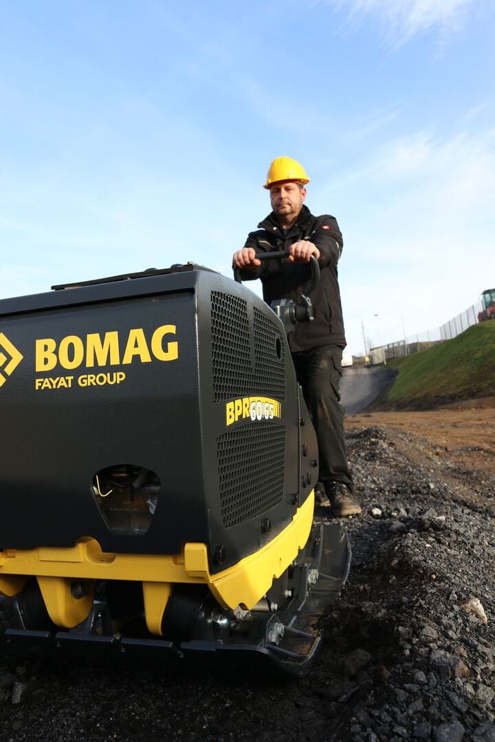 Bomag 25.6 Inch Reversible Vibratory Plate with Rugged Protection Hood, large image number 2