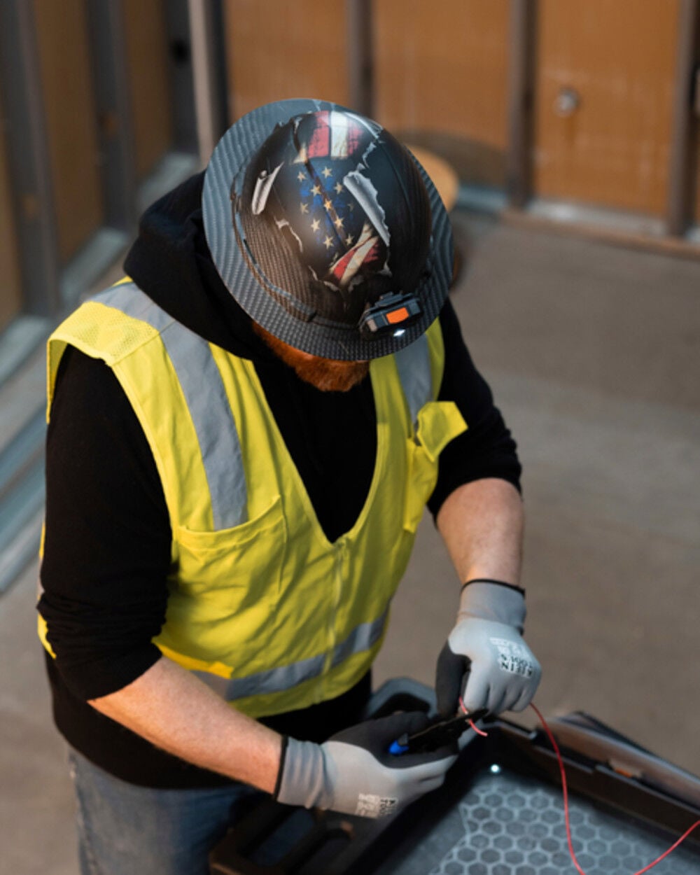Klein Tools Hard Hat, Freedom Series KARBN Pattern, Non-Vented Full Brim, Class E, large image number 5