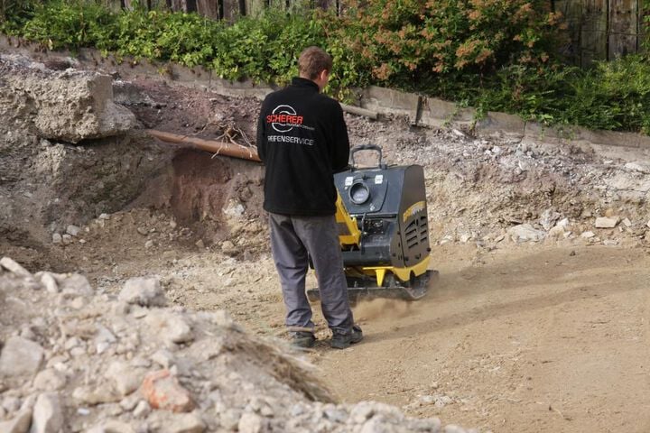 Bomag 27.6 Inch Reversible Vibratory Plate with Rugged Protection Hood, large image number 1