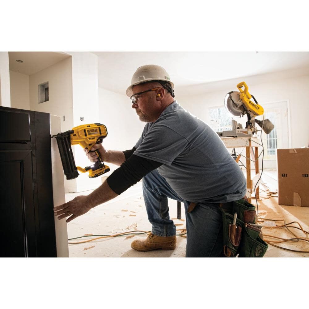 Dewalt 18g brad nailer 20v clearance