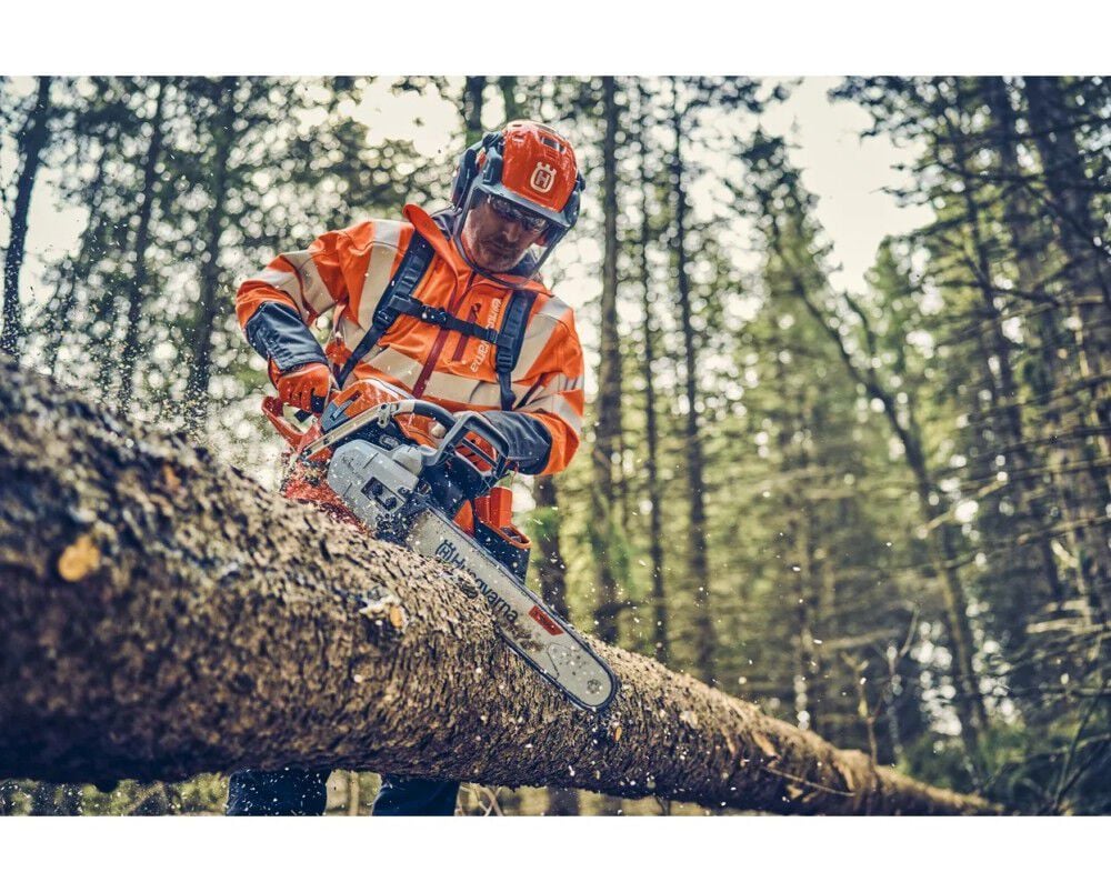 Husqvarna 562 XP G Mark II 18 Inch and C83 Chain 4.7HP Gas-Powered Chainsaw, large image number 3