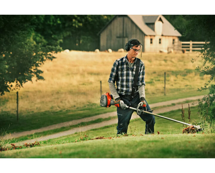 Husqvarna 122RJ 17 Inch 0.8 HP Gas Powered Brushcutter, large image number 2