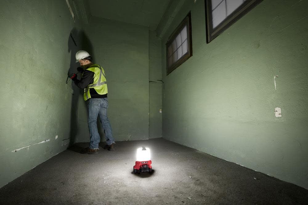 Milwaukee M18 Radius Compact Site Light With Flood Mode Bare Tool 2144 20 Simolary simolary.com 18